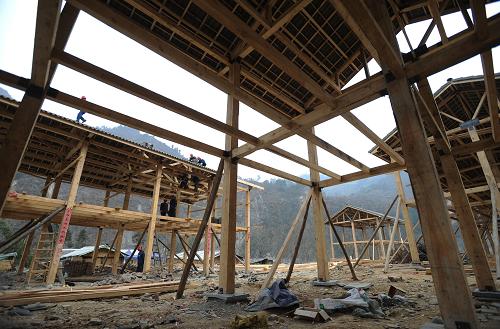 這是在四川省青川縣關(guān)莊鎮(zhèn),幾家農(nóng)戶的永久性住房主體結(jié)構(gòu)已經(jīng)完工(2月11日攝)。 據(jù)統(tǒng)計(jì),截至2月25日,四川災(zāi)區(qū)開工新建城鎮(zhèn)永久性住房8.58萬套,占總數(shù)的27.37%,其中已建成1.67萬套,占5.32%;永久性農(nóng)房開工114.3萬戶,占需要重建的90.5%,其中建成68.8萬戶,在建45.5萬戶。 新華社記者 江宏景攝