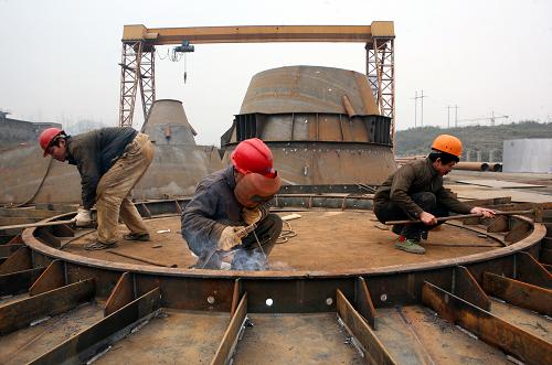 3月3日,在廣能鎣峰水泥廠新型干法水泥技改項目建設(shè)工地,工人在加緊進(jìn)行窯尾預(yù)熱設(shè)備的施工。 汶川大地震災(zāi)后重建重點扶持建設(shè)項目廣能鎣峰水泥廠新型干法水泥技改項目一期工程,于2008年9月上旬正式開工建設(shè)以來,目前已順利完成工程總量的68%,力爭今年6月底前提前投產(chǎn),為地震災(zāi)區(qū)重建提供優(yōu)質(zhì)的建筑原材料保障。廣能鎣峰水泥廠新型干法水泥技改項目一期工程總投資5.877億元,設(shè)計能力日產(chǎn)4000噸熟料水泥。 新華社發(fā)(邱海鷹 攝)