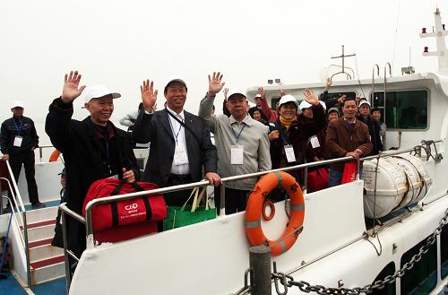 3月5日,搭乘“安麒”輪的海上直航臺灣游首發(fā)團(tuán)成員出發(fā)前向人們揮手告別。 當(dāng)日,福州至基隆海上直航臺灣6日游首發(fā)團(tuán)的237名游客,搭乘“閩珠一號”和“安麒”輪從福州馬尾港出發(fā),駛向臺灣島。這是福建首次以海上橫跨臺灣海峽的形式組織赴臺旅游活動。 新華社發(fā)(鄭帥 攝)