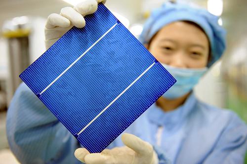 3月4日,工人在展示多晶硅片。 河北省保定英利集團(tuán)抓住金融危機(jī)造成國際市場硅料價格大幅下降、光伏發(fā)電成本降低的機(jī)遇,利用自身品牌、質(zhì)量、技術(shù)、管理優(yōu)勢,大力開拓國內(nèi)外市場,2009年已接訂單達(dá)400兆瓦,預(yù)計全年銷量將比去年翻一番。 新華社記者 楊世堯攝