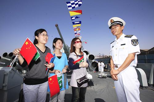 3月5日,在巴基斯坦卡拉奇,卡拉奇中資機構代表登上中國海軍“廣州”號驅逐艦。參加“和平-09”海上多國聯(lián)合軍事演習的中國海軍“廣州”號驅逐艦(舷號168)當日抵達巴基斯坦南部卡拉奇港。新華社記者查春明攝