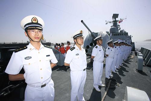 3月5日,參加“和平-09”海上多國聯(lián)合軍事演習的中國海軍官兵乘海軍“廣州”號驅逐艦(舷號168)抵達巴基斯坦南部卡拉奇港。 新華社記者查春明攝