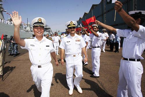 3月5日,在巴基斯坦卡拉奇,中國海軍參演指揮員、海軍南海艦隊某驅逐艦支隊支隊長陳岳琪大校(左)向歡迎人群揮手致意。參加“和平-09”海上多國聯(lián)合軍事演習的中國海軍“廣州”號驅逐艦(舷號168)當日抵達巴基斯坦南部卡拉奇港。 新華社記者查春明攝