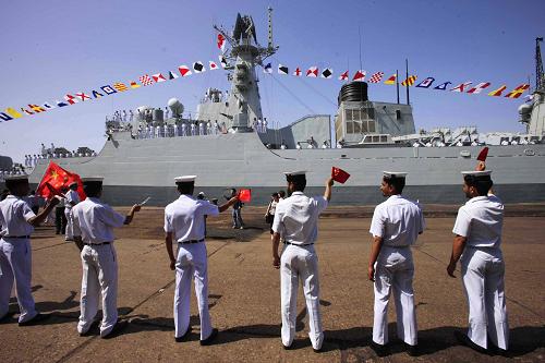 3月5日,在巴基斯坦卡拉奇,巴基斯坦海軍官兵在碼頭迎接中國海軍“廣州”號驅逐艦。參加“和平-09”海上多國聯(lián)合軍事演習的中國海軍“廣州”號驅逐艦(舷號168)當日抵達巴基斯坦南部卡拉奇港。 新華社記者查春明攝