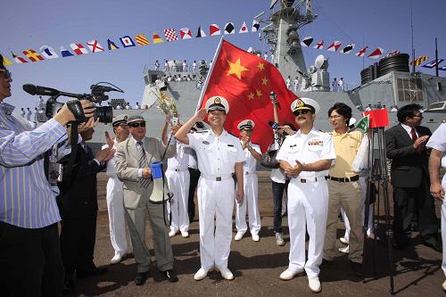 3月5日,在巴基斯坦卡拉奇,中國海軍參演指揮員、海軍南海艦隊某驅逐艦支隊支隊長陳岳琪大校(中)向碼頭歡迎人群致謝。參加“和平-09”海上多國聯(lián)合軍事演習的中國海軍“廣州”號驅逐艦(舷號168)當日抵達巴基斯坦南部卡拉奇港。 新華社記者查春明攝