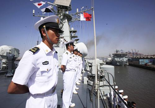 3月5日,參加“和平-09”海上多國聯(lián)合軍事演習的中國海軍官兵乘中國海軍“廣州”號驅逐艦(舷號168)抵達巴基斯坦南部卡拉奇港。 新華社記者查春明攝