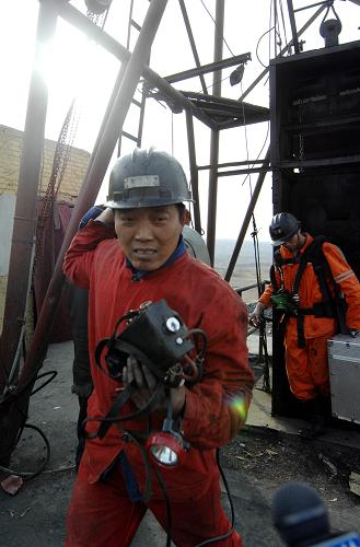 3月6日,在發(fā)生事故的金銘煤礦,救援人員升上礦井。 3月6日6時(shí)左右,河北武安市金銘煤礦風(fēng)井底部發(fā)生爆炸。據(jù)初步了解,當(dāng)班入井進(jìn)行維修勘測(cè)的12名人員被困井下。目前,煤礦相關(guān)負(fù)責(zé)人已被依法控制。 新華社記者鞏志宏攝