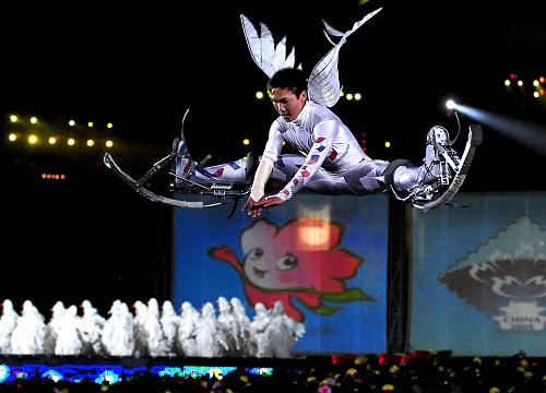 4月9日,在洛陽(yáng)新區(qū)體育場(chǎng),演員在模仿信鴿表演騰空動(dòng)作。 當(dāng)晚,中國(guó)2009世界集郵展覽暨第27屆洛陽(yáng)牡丹花會(huì)開(kāi)幕式在洛陽(yáng)新區(qū)體育場(chǎng)舉行。開(kāi)幕式上的大型文藝晚會(huì),將世界郵展的國(guó)際性、包容性和古都洛陽(yáng)的地域特色、文化魅力有機(jī)地結(jié)合起來(lái),完美地詮釋了“郵傳萬(wàn)家,花和天下”的主題。 新華社記者王頌攝