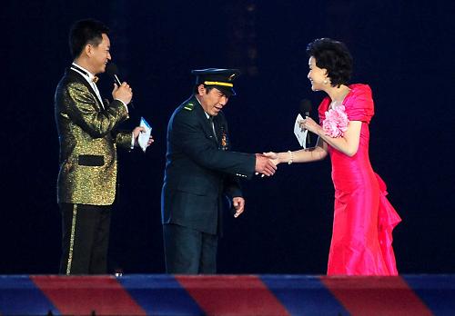 4月9日,在洛陽(yáng)新區(qū)體育場(chǎng),優(yōu)秀郵遞員王順友(中)與本次郵展形象大使楊瀾握手。 當(dāng)晚,中國(guó)2009世界集郵展覽暨第27屆洛陽(yáng)牡丹花會(huì)開(kāi)幕式在洛陽(yáng)新區(qū)體育場(chǎng)舉行。開(kāi)幕式上的大型文藝晚會(huì),將世界郵展的國(guó)際性、包容性和古都洛陽(yáng)的地域特色、文化魅力有機(jī)地結(jié)合起來(lái),完美地詮釋了“郵傳萬(wàn)家,花和天下”的主題。 新華社記者王頌攝
