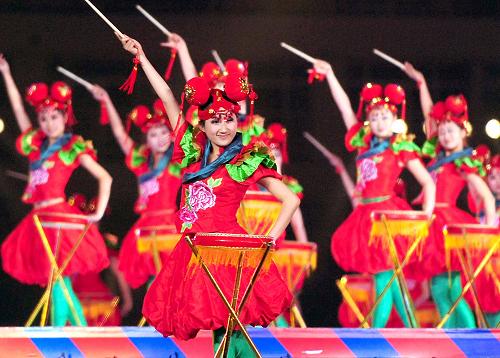 4月9日,在洛陽(yáng)新區(qū)體育場(chǎng),演員們?cè)诒硌莸胤角嚭勇宕蠊摹堵逅椤贰?當(dāng)晚,中國(guó)2009世界集郵展覽暨第27屆洛陽(yáng)牡丹花會(huì)開(kāi)幕式在洛陽(yáng)新區(qū)體育場(chǎng)舉行。開(kāi)幕式上的大型文藝晚會(huì),將世界郵展的國(guó)際性、包容性和古都洛陽(yáng)的地域特色、文化魅力有機(jī)地結(jié)合起來(lái),完美地詮釋了“郵傳萬(wàn)家,花和天下”的主題。 新華社記者王頌攝