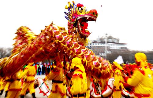 4月11日,演員在“全國(guó)百城旅游宣傳周”啟動(dòng)儀式上進(jìn)行舞龍表演。 當(dāng)日,吉林省長(zhǎng)春市在文化廣場(chǎng)啟動(dòng)“全國(guó)百城旅游宣傳周”活動(dòng),通過(guò)旅游消費(fèi)券派發(fā)、旅游咨詢推介、特色旅游產(chǎn)品優(yōu)惠銷售、大型文藝表演等為廣大市民營(yíng)造良好的旅游消費(fèi)環(huán)境。4月11日至17日,“全國(guó)百城旅游宣傳周”在全國(guó)186個(gè)城市同時(shí)舉行。 新華社記者 徐家軍攝