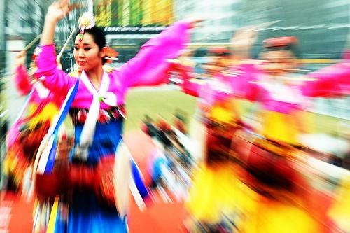 4月11日,吉林省延邊朝鮮族自治州歌舞團(tuán)演員在長(zhǎng)春市文化廣場(chǎng)參加“全國(guó)百城旅游宣傳周”啟動(dòng)儀式演出。 當(dāng)日,吉林省長(zhǎng)春市在文化廣場(chǎng)啟動(dòng)“全國(guó)百城旅游宣傳周”活動(dòng),通過(guò)旅游消費(fèi)券派發(fā)、旅游咨詢推介、特色旅游產(chǎn)品優(yōu)惠銷售、大型文藝表演等為廣大市民營(yíng)造良好的旅游消費(fèi)環(huán)境。4月11日至17日,“全國(guó)百城旅游宣傳周”在全國(guó)186個(gè)城市同時(shí)舉行。 新華社記者 徐家軍攝