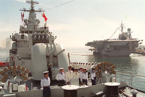 1997年3月21日,中國海軍艦艇編隊(duì)抵達(dá)美國西海岸圣迭戈,對美國本土首次進(jìn)行為期4天的友好訪問。約有5萬名美國人和華人僑胞參觀了中國軍艦。這是中國海軍艦艇抵達(dá)圣迭戈美國海軍軍港。右為美太平洋艦隊(duì)“星座”號(hào)航空母艦。“軍艦是流動(dòng)的國土。”中央軍委委員、海軍司令員吳勝利在人民海軍成立60周年之際接受新華社記者采訪時(shí)說,作為和平的友好使者,人民海軍先后派出33支艦艇編隊(duì)共40多艘軍艦,出訪了五大洲的30多個(gè)國家。新華社記者 查春明 攝