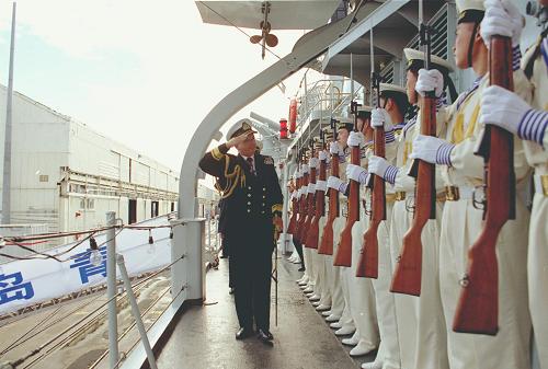 1998年4月28日,新西蘭海軍最高指揮官、海軍參謀長威爾遜少將登上來訪的“青島”艦參觀,并檢閱中國水兵儀仗隊(duì)。 “軍艦是流動(dòng)的國土。”中央軍委委員、海軍司令員吳勝利在人民海軍成立60周年之際接受新華社記者采訪時(shí)說,作為和平的友好使者,人民海軍先后派出33支艦艇編隊(duì)共40多艘軍艦,出訪了五大洲的30多個(gè)國家。 新華社記者 張釗 攝