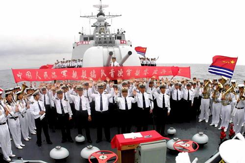 地中海時(shí)間2001年9月19日,中國人民海軍出訪歐洲艦艇編隊(duì)首次穿越格林尼治零度子午線,從東半球跨入西半球,即將駛?cè)氪笪餮蟆榧o(jì)念這一具有歷史意義的一刻,全體出訪官兵在甲板上舉行隆重紀(jì)念儀式。 圖為當(dāng)軍艦穿越零度子午線的一刻,三聲汽笛響徹地中海上空時(shí),官兵們齊聲高呼:“祖國萬歲!” “軍艦是流動(dòng)的國土。”中央軍委委員、海軍司令員吳勝利在人民海軍成立60周年之際接受新華社記者采訪時(shí)說,作為和平的友好使者,人民海軍先后派出33支艦艇編隊(duì)共40多艘軍艦,出訪了五大洲的30多個(gè)國家。 新華社記者 查春明 攝