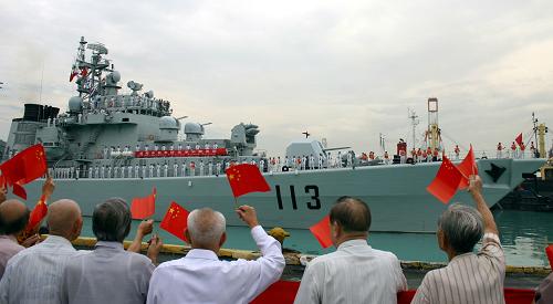 2006年10月26日,在菲律賓馬尼拉港,幾名菲律賓“華僑抗日支隊(duì)”的老戰(zhàn)士歡迎來(lái)訪的中國(guó)海軍艦艇編隊(duì)。當(dāng)天,中國(guó)海軍艦艇編隊(duì)開(kāi)始對(duì)菲律賓進(jìn)行友好訪問(wèn)。這支出訪艦艇編隊(duì)由“青島”號(hào)導(dǎo)彈驅(qū)逐艦和“洪澤湖”號(hào)綜合補(bǔ)給艦組成,此前已完成對(duì)美國(guó)和加拿大兩國(guó)的訪問(wèn),菲律賓是該艦艇編隊(duì)本次出訪任務(wù)的最后一站。 “軍艦是流動(dòng)的國(guó)土。”中央軍委委員、海軍司令員吳勝利在人民海軍成立60周年之際接受新華社記者采訪時(shí)說(shuō),作為和平的友好使者,人民海軍先后派出33支艦艇編隊(duì)共40多艘軍艦,出訪了五大洲的30多個(gè)國(guó)家。 新華社記者 范躍龍 攝