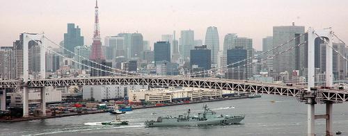 2007年11月28日,中國(guó)人民解放軍海軍“深圳”號(hào)導(dǎo)彈驅(qū)逐艦駛過(guò)日本首都東京的彩虹橋。當(dāng)?shù)貢r(shí)間28日上午9時(shí)30分,“深圳”號(hào)導(dǎo)彈驅(qū)逐艦抵達(dá)東京,開始對(duì)日本進(jìn)行首次為期4天的友好訪問(wèn)。 “軍艦是流動(dòng)的國(guó)土。”中央軍委委員、海軍司令員吳勝利在人民海軍成立60周年之際接受新華社記者采訪時(shí)說(shuō),作為和平的友好使者,人民海軍先后派出33支艦艇編隊(duì)共40多艘軍艦,出訪了五大洲的30多個(gè)國(guó)家。 新華社記者 葉佳 攝
