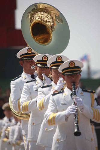 4月21日,中國海軍北海艦隊(duì)軍樂團(tuán)在表演。當(dāng)日,來自7國海軍的8支軍樂團(tuán)在青島聯(lián)合舉行以“歡樂海洋”為主題的多國海軍軍樂團(tuán)聯(lián)合演出活動(dòng),用不同風(fēng)格的音樂架起了一座友誼之橋。新華社記者李剛攝