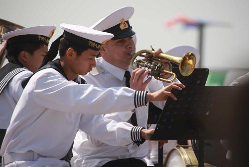 4月21日,俄羅斯海軍軍樂團(tuán)在表演。 當(dāng)日,來自7國海軍的8支軍樂團(tuán)在青島聯(lián)合舉行以“歡樂海洋”為主題的多國海軍軍樂團(tuán)聯(lián)合演出活動(dòng),用不同風(fēng)格的音樂架起了一座友誼之橋。 新華社記者李剛攝