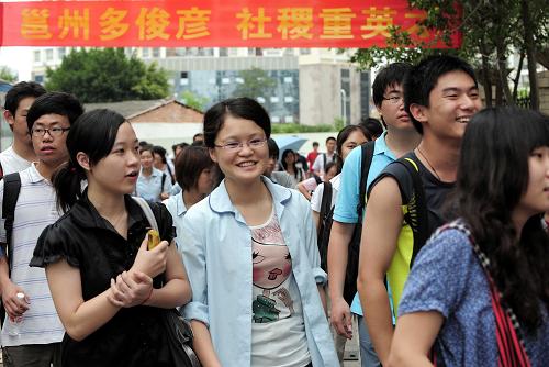 6月7日,廣西南寧市第29中學(xué)高考點(diǎn)的考生考完第一科后,輕松走出考場(chǎng)。 當(dāng)日,2009年全國(guó)普通高校招生全國(guó)統(tǒng)一考試開(kāi)始進(jìn)行。 新華社記者陳瑞華 攝