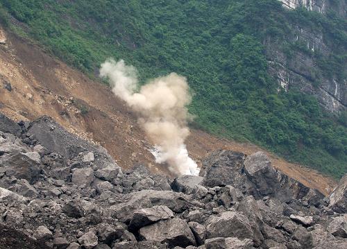 6月7日13時(shí)左右,重慶武隆山體垮塌核心現(xiàn)場拉響爆破救援第二爆。據(jù)了解,6月7日晨8:30至11:30,40多名重慶消防官兵穿過亂石,從外界向垮塌核心區(qū)里的爆破點(diǎn)鋪設(shè)了一條長800米的消防水帶,并調(diào)動(dòng)一臺水泵機(jī),為爆破孔進(jìn)行冷卻降溫。 新華社記者劉潺攝