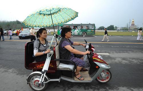 6月7日,四川省都江堰中學(xué)考點(diǎn)外,一考生的奶奶騎著三輪車接自己的孫女。當(dāng)日,2009年全國(guó)普通高校招生全國(guó)統(tǒng)一考試開始進(jìn)行,四川災(zāi)區(qū)最大考場(chǎng)都江堰中學(xué)考點(diǎn)的高考工作平穩(wěn)有序進(jìn)行。由于都江堰震后重建工作正在進(jìn)行中,目前大部分學(xué)生都在板房上課,條件十分有限,都江堰教育局決定安排1041名農(nóng)村考生在都江堰中學(xué)集中住宿、就餐,都江堰市今年高考只設(shè)置都江堰中學(xué)一個(gè)考點(diǎn),共117個(gè)考場(chǎng)、3500人參加高考。新華社記者 江宏景攝