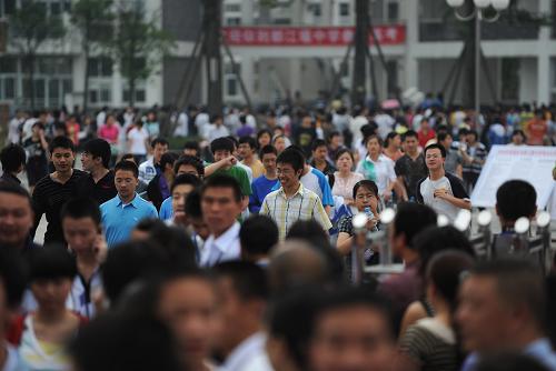 6月7日,四川省都江堰中學(xué)考點(diǎn),考生們走出考場(chǎng)。 當(dāng)日,2009年全國(guó)普通高校招生全國(guó)統(tǒng)一考試開始進(jìn)行,四川災(zāi)區(qū)最大考場(chǎng)都江堰中學(xué)考點(diǎn)的高考工作平穩(wěn)有序進(jìn)行。由于都江堰震后重建工作正在進(jìn)行中,目前大部分學(xué)生都在板房上課,條件十分有限,都江堰教育局決定安排1041名農(nóng)村考生在都江堰中學(xué)集中住宿、就餐,都江堰市今年高考只設(shè)置都江堰中學(xué)一個(gè)考點(diǎn),共117個(gè)考場(chǎng)、3500人參加高考。 新華社記者 江宏景攝