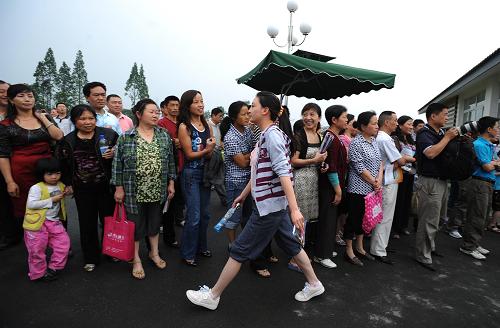 6月7日,四川省都江堰中學(xué)考點(diǎn),一位考生走出考場(chǎng)。 當(dāng)日,2009年全國(guó)普通高校招生全國(guó)統(tǒng)一考試開始進(jìn)行,四川災(zāi)區(qū)最大考場(chǎng)都江堰中學(xué)考點(diǎn)的高考工作平穩(wěn)有序進(jìn)行。由于都江堰震后重建工作正在進(jìn)行中,目前大部分學(xué)生都在板房上課,條件十分有限,都江堰教育局決定安排1041名農(nóng)村考生在都江堰中學(xué)集中住宿、就餐,都江堰市今年高考只設(shè)置都江堰中學(xué)一個(gè)考點(diǎn),共117個(gè)考場(chǎng)、3500人參加高考。 新華社記者 江宏景攝