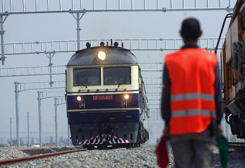 6月6日,上海鐵路局的一列由機車、電務(wù)檢查車、軌道檢查車組成的J5501鐵路專門檢測車徐徐駛?cè)霚馗hF路溫州南站。溫(州)福(州)鐵路鋪軌工程2009年3月份全線貫通,隨后進行了一系列調(diào)試,其中包括調(diào)整枕木、軌道的精確度。6月6日,上海鐵路局對溫福鐵路進行首次高速測試。溫福鐵路是我國鐵路中長期規(guī)劃“四縱四橫”主通道沿??瓦\專線的重要組成部分,預(yù)計2009年10月1日開通客運。新華社發(fā)(鄭鵬 攝)