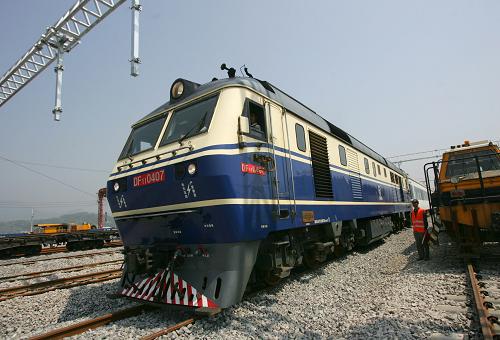 6月6日,上海鐵路局的一列由機車、電務(wù)檢查車、軌道檢查車組成的J5501鐵路專門檢測車徐徐駛出溫州南站,以最高每小時160公里的速度開往福鼎站。 溫(州)福(州)鐵路鋪軌工程2009年3月份全線貫通,隨后進行了一系列調(diào)試,其中包括調(diào)整枕木、軌道的精確度。6月6日,上海鐵路局對溫福鐵路進行首次高速測試。溫福鐵路是我國鐵路中長期規(guī)劃“四縱四橫”主通道沿??瓦\專線的重要組成部分,預(yù)計2009年10月1日開通客運。 新華社發(fā)(鄭鵬 攝)