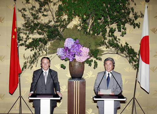 6月7日,中國國務(wù)院副總理王岐山(左)和日本外務(wù)大臣中曾根弘文在東京舉行聯(lián)合新聞發(fā)布會。由王岐山和中曾根弘文共同主持的第二次中日經(jīng)濟高層對話當日在東京舉行。新華社記者任正來攝