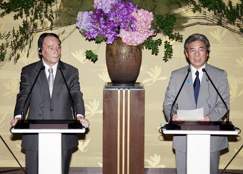 6月7日,中國國務(wù)院副總理王岐山(左)和日本外務(wù)大臣中曾根弘文在東京舉行聯(lián)合新聞發(fā)布會。由王岐山和中曾根弘文共同主持的第二次中日經(jīng)濟(jì)高層對話當(dāng)日在東京舉行。 新華社記者任正來攝