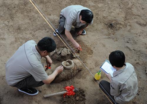 6月13日, 工作人員在一號(hào)坑進(jìn)行發(fā)掘工作。新華社記者焦衛(wèi)平攝