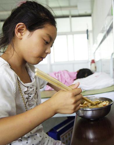 8月14日,在鳳翔縣醫(yī)院住院的9歲女孩雷鑫悅正在吃午飯。她的血鉛含量是每升506微克,是本次鳳翔縣檢測(cè)發(fā)現(xiàn)血鉛含量最高的兒童? 記者在陜西省鳳翔縣了解到,從14日凌晨開始,經(jīng)檢測(cè)確認(rèn)的166名中、重度鉛中毒兒童陸續(xù)住進(jìn)醫(yī)院,接受免費(fèi)治療。 陜西省鳳翔縣政府13日晚公布,長(zhǎng)青鎮(zhèn)東嶺冶煉公司環(huán)評(píng)范圍內(nèi)孫家南頭村、馬道口村731名兒童接受權(quán)威血鉛檢測(cè)后,確認(rèn)615人血鉛超標(biāo),其中163人屬于中度鉛中毒、3人屬于重度鉛中毒。根據(jù)鳳翔縣鉛超標(biāo)兒童治療方案,對(duì)于高鉛血癥和輕度鉛中毒的兒童,在家進(jìn)行非藥物驅(qū)鉛,政府將為他們配送牛奶、干菜、干果。對(duì)于血鉛含量在每升250微克以上的中、重度鉛中毒兒童,采取入院藥物驅(qū)鉛治療,費(fèi)用由縣財(cái)政全額負(fù)擔(dān)。 新華社記者陳鋼攝