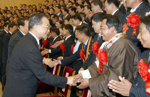 8月14日,第七屆全國“人民滿意的公務員”和“人民滿意的公務員集體”表彰大會在北京舉行。會前,中共中央政治局常委、國務院總理溫家寶,中共中央政治局常委李長春,中共中央政治局常委、中央書記處書記、國家副主席習近平會見與會部分代表。 新華社記者姚大偉攝