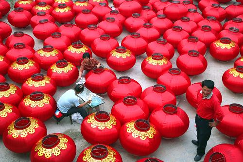 9月2日,北京市懷柔區(qū)九渡河鎮(zhèn)紅廟村村民正在加緊制作大紅燈籠。國(guó)慶臨近,北京市懷柔區(qū)九渡河鎮(zhèn)紅廟村35名村民正在加緊為城區(qū)趕制大紅燈籠。據(jù)悉,他們將制作10000多盞大紅燈籠,在國(guó)慶前夕懸掛在京城街頭和公園。新華社發(fā)(卜向東 攝)
