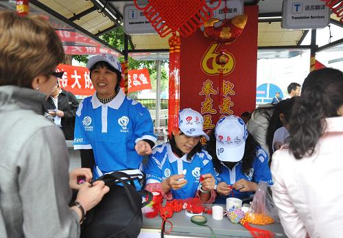 9月7日,城市志愿者在西單北京圖書大廈前的服務(wù)站點服務(wù)。當(dāng)日,北京的城市志愿者再次開始在北京各個城市志愿服務(wù)站點上崗服務(wù)。隨著國慶節(jié)的臨近,北京將有35000名城市志愿者陸續(xù)上崗,國慶期間,他們將在全市200多個站點開展信息咨詢、語言翻譯、應(yīng)急服務(wù)等志愿活動。據(jù)共青團(tuán)北京市委介紹,國慶期間北京將有包括城市志愿者在內(nèi)的100萬名志愿者參與服務(wù)。新華社記者 羅曉光 攝
