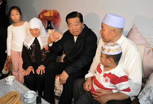 9月3日至7日,中共中央政治局常委、全國政協(xié)主席賈慶林先后來到寧夏中衛(wèi)、固原、吳忠、銀川等地,深入企業(yè)車間、種植基地、城市社區(qū)、居民家庭,就做好新形勢下的統(tǒng)戰(zhàn)和政協(xié)工作、民族和宗教工作,促進(jìn)少數(shù)民族和民族地區(qū)經(jīng)濟平穩(wěn)較快發(fā)展,維護(hù)社會和諧穩(wěn)定大局,進(jìn)行調(diào)研。這是9月5日,賈慶林在吳忠市金星社區(qū)走訪回族群眾馬克勤家。新華社記者樊如鈞攝