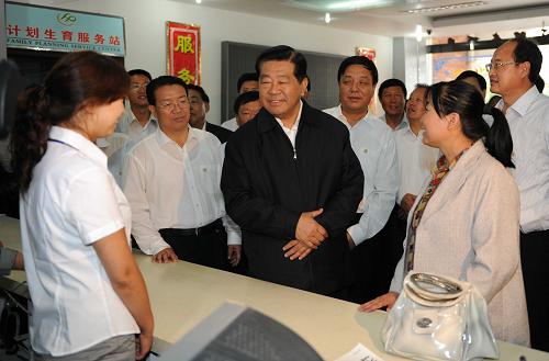9月3日至7日,中共中央政治局常委、全國政協(xié)主席賈慶林先后來到寧夏中衛(wèi)、固原、吳忠、銀川等地,深入企業(yè)車間、種植基地、城市社區(qū)、居民家庭,就做好新形勢下的統(tǒng)戰(zhàn)和政協(xié)工作、民族和宗教工作,促進(jìn)少數(shù)民族和民族地區(qū)經(jīng)濟平穩(wěn)較快發(fā)展,維護(hù)社會和諧穩(wěn)定大局,進(jìn)行調(diào)研。 這是9月5日,賈慶林來到吳忠市金星社區(qū)服務(wù)中心,在一樓綜合辦事大廳與來訪群眾和社區(qū)工作人員交談。 新華社記者樊如鈞攝