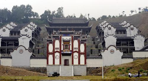 仿古新建的屈原祠全貌(9月7日攝)。湖北省秭歸縣屈原祠仿古新建工程主體工程已經(jīng)基本完成,目前正在加緊進(jìn)行配套建設(shè),預(yù)計(jì)明年端午節(jié)前開(kāi)放。屈原祠最早建于唐元和15年(公元820年),位于歸州古城東的屈原沱,屬國(guó)家級(jí)文物保護(hù)單位。三峽庫(kù)區(qū)達(dá)到175米蓄水位后,原祠部分被淹沒(méi)。經(jīng)過(guò)反復(fù)論證,湖北省文物保護(hù)部門決定在三峽大壩前的鳳凰山上對(duì)屈原祠進(jìn)行仿古新建。新華社記者 皮曙初攝