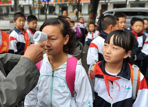 9月7日,寧夏銀川市興慶區(qū)第六小學(xué)的學(xué)生在入校前接受體溫檢測。新學(xué)期伊始,為防控甲型H1N1流感,寧夏各中小學(xué)校采取體溫檢測、校內(nèi)公共環(huán)境消毒等措施,嚴(yán)防疫情。9月5日,據(jù)寧夏回族自治區(qū)衛(wèi)生廳通報(bào),寧夏確診首例甲型H1N1流感輸入性病例。新華社記者 王鵬 攝