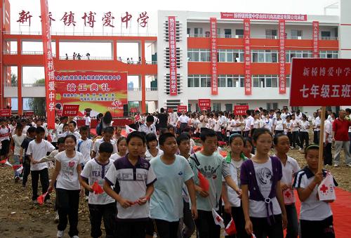 9月8日,四川省綿陽(yáng)市新橋博愛中學(xué)學(xué)生走出竣工儀式現(xiàn)場(chǎng)。當(dāng)日,四川省綿陽(yáng)市新橋博愛中學(xué)舉行竣工儀式,該校得到“央企基金”援助資金1000萬元修建而成。“5.12”地震發(fā)生后,國(guó)務(wù)院國(guó)資委、中國(guó)紅十字基金會(huì)聯(lián)合發(fā)起設(shè)立了“‘5·12’災(zāi)后重建中央企業(yè)援助基金”(簡(jiǎn)稱“央企基金”),90多家中央企業(yè)及子公司累計(jì)向“央企基金”捐款近4億元。“央企基金”在地震災(zāi)區(qū)資助捐建108個(gè)中小學(xué)、衛(wèi)生院等項(xiàng)目,并資助13家受災(zāi)中央企業(yè)災(zāi)后重建,累計(jì)安排資金支出3.85億元。目前,“央企基金”立項(xiàng)援建的項(xiàng)目約一半竣工交付使用。新華社記者 劉海 攝