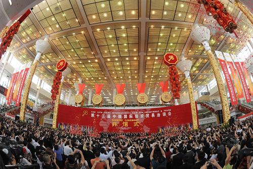 9月8日,投洽會開幕式上客商云集。當日,第十三屆中國國際投資貿易洽談會在福建廈門國際會展中心開幕。本屆投洽會設展位2800個,展覽面積6萬平方米,展覽規(guī)模為歷屆之最;其中,來自100個國家和地區(qū)的境外賓客達13000多人,創(chuàng)下投洽會歷史新高。投洽會經(jīng)國務院批準,每年9月8日至11日在中國廈門舉辦。它是中國目前唯一以促進雙向投資為目的的國際投資促進活動,以“引進來”和“走出去”為主題,通過展覽展示、項目對接,為中外投資合作提供平臺。新華社記者張國俊攝