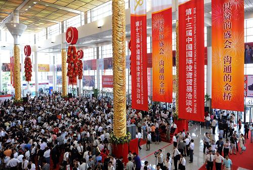9月8日,投洽會上客商云集。 當日,第十三屆中國國際投資貿易洽談會在福建廈門國際會展中心開幕。本屆投洽會設展位2800個,展覽面積6萬平方米,展覽規(guī)模為歷屆之最;其中,來自100個國家和地區(qū)的境外賓客達13000多人,創(chuàng)下投洽會歷史新高。 投洽會經(jīng)國務院批準,每年9月8日至11日在中國廈門舉辦。它是中國目前唯一以促進雙向投資為目的的國際投資促進活動,以“引進來”和“走出去”為主題,通過展覽展示、項目對接,為中外投資合作提供平臺。 新華社記者姜克紅攝