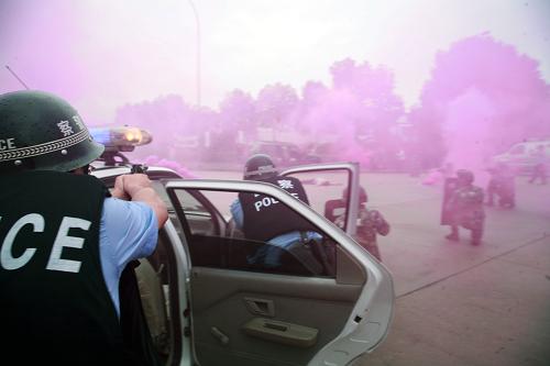 9月8日,在反恐演練中,公安、武警合力圍捕3名“恐怖分子”。 當日,“2009三峽和平”反恐演練在湖北宜昌三峽壩區(qū)舉行,來自武警、公安、消防等十多個部門的500余人參加了設卡堵截、快速追捕、武裝攻擊、封控圍殲演練。演練旨在提高應對恐怖事件的應急反應、組織指揮、聯(lián)合作戰(zhàn)的能力。 新華社發(fā)(李開勇 攝)