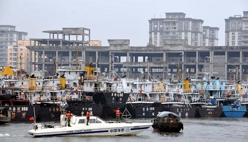 9月10日,海南省公安邊防海警一支隊(duì)的官兵在??诟劬S護(hù)船只進(jìn)港秩序。 當(dāng)日,海南省氣象臺發(fā)布熱帶風(fēng)暴警報(bào)和危險(xiǎn)天氣預(yù)報(bào),并發(fā)布臺風(fēng)藍(lán)色預(yù)警信號。今年第13號熱帶風(fēng)暴“彩虹”,預(yù)計(jì)將于10日下半夜到11日上午在廣東湛江到海南萬寧一帶沿海地區(qū)登陸,最大可能在海南文昌到瓊海一帶沿海地區(qū)登陸。為此,海南已啟動熱帶氣旋Ⅲ級應(yīng)急響應(yīng),全島四周沿海各港口掛臺風(fēng)二號風(fēng)球,共有2萬多艘抗風(fēng)等級小于8級的漁船、客滾船回港避風(fēng)。 新華社記者 鄧伽攝