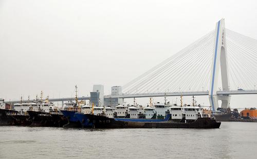 9月10日,海口世紀(jì)大橋下停泊著避風(fēng)船只。 當(dāng)日,海南省氣象臺發(fā)布熱帶風(fēng)暴警報(bào)和危險(xiǎn)天氣預(yù)報(bào),并發(fā)布臺風(fēng)藍(lán)色預(yù)警信號。今年第13號熱帶風(fēng)暴“彩虹”,預(yù)計(jì)將于10日下半夜到11日上午在廣東湛江到海南萬寧一帶沿海地區(qū)登陸,最大可能在海南文昌到瓊海一帶沿海地區(qū)登陸。為此,海南已啟動熱帶氣旋Ⅲ級應(yīng)急響應(yīng),全島四周沿海各港口掛臺風(fēng)二號風(fēng)球,共有2萬多艘抗風(fēng)等級小于8級的漁船、客滾船回港避風(fēng)。 新華社記者 鄧伽攝
