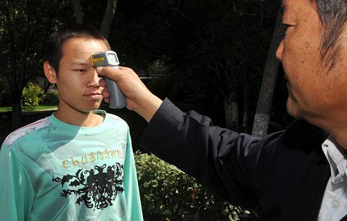 烏魯木齊:學(xué)校積極應(yīng)對甲型H1N1流感 9月10日,烏魯木齊市第六十六中學(xué)工作人員對進(jìn)出學(xué)校的人員進(jìn)行體溫測量。 針對烏魯木齊市出現(xiàn)的甲型H1N1流感疫情,烏魯木齊市第六十六中學(xué)專門購買了電子溫度測量儀等儀器,加強對進(jìn)出學(xué)校人員的檢查,預(yù)防甲型H1N1流感在學(xué)校內(nèi)發(fā)生。據(jù)新疆維吾爾自治區(qū)衛(wèi)生廳通報,截至9日19時,烏魯木齊市新報告2例甲型H1N1流感確診病例,累計報告確診病例50例。 新華社記者 趙戈 攝