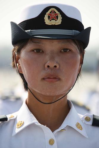 汗水沖掉女兵的防曬霜(7月3日攝)。 國(guó)慶60周年閱兵方陣中有三支“娘子軍”:三軍女兵方隊(duì)、女民兵方隊(duì)、女飛行員梯隊(duì)。這是新中國(guó)歷次閱兵中女兵方隊(duì)最多的一次,其中三軍女兵方隊(duì)和女飛行員梯隊(duì)是首次參加。 新華社記者王建民攝