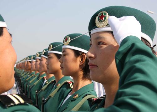 女民兵方隊(duì)在訓(xùn)練(7月3日攝)。 國(guó)慶60周年閱兵方陣中有三支“娘子軍”:三軍女兵方隊(duì)、女民兵方隊(duì)、女飛行員梯隊(duì)。這是新中國(guó)歷次閱兵中女兵方隊(duì)最多的一次,其中三軍女兵方隊(duì)和女飛行員梯隊(duì)是首次參加。 新華社記者王建民攝